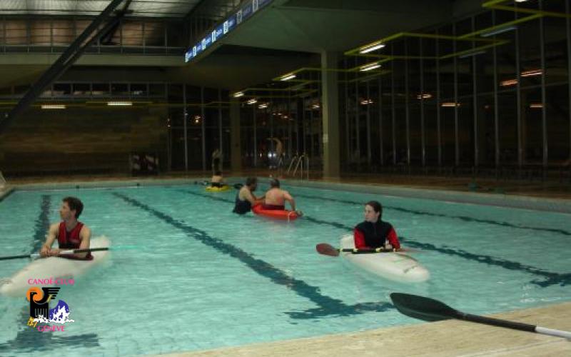 Canoë Club de Genève : kayak et eaux-vives sont notre plaisir ! Esquimautage à la piscine 2003 custom text