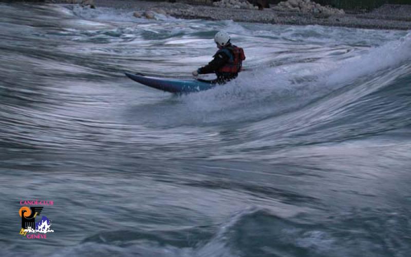 Canoë Club de Genève : kayak et eaux-vives sont notre plaisir ! Surf à Chancy mars 2001 custom text