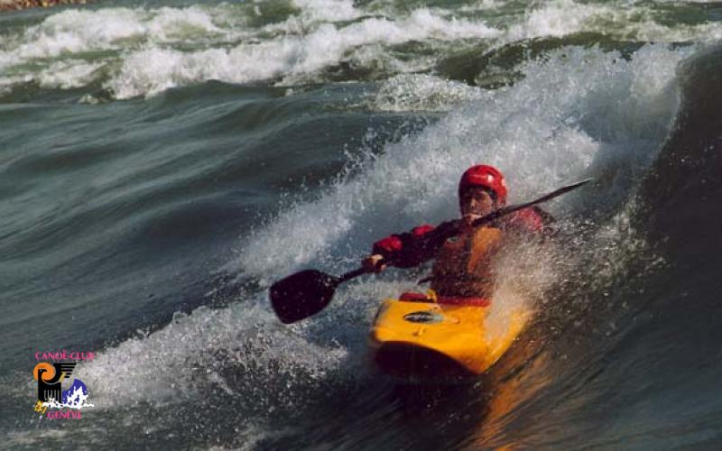 Canoë Club de Genève : kayak et eaux-vives sont notre plaisir ! Surf à Chancy 2001 custom text