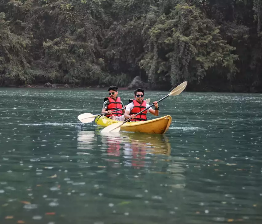 Deux homme sur un canoë avec gilet de sauvetage sur une rivière calme