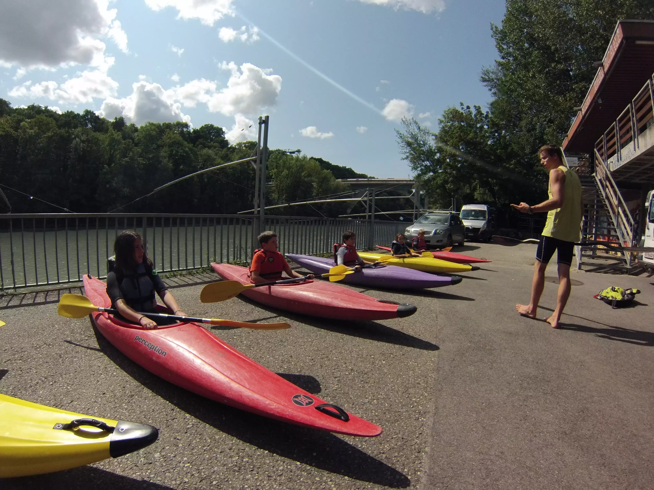 canoës à quai avec enfents