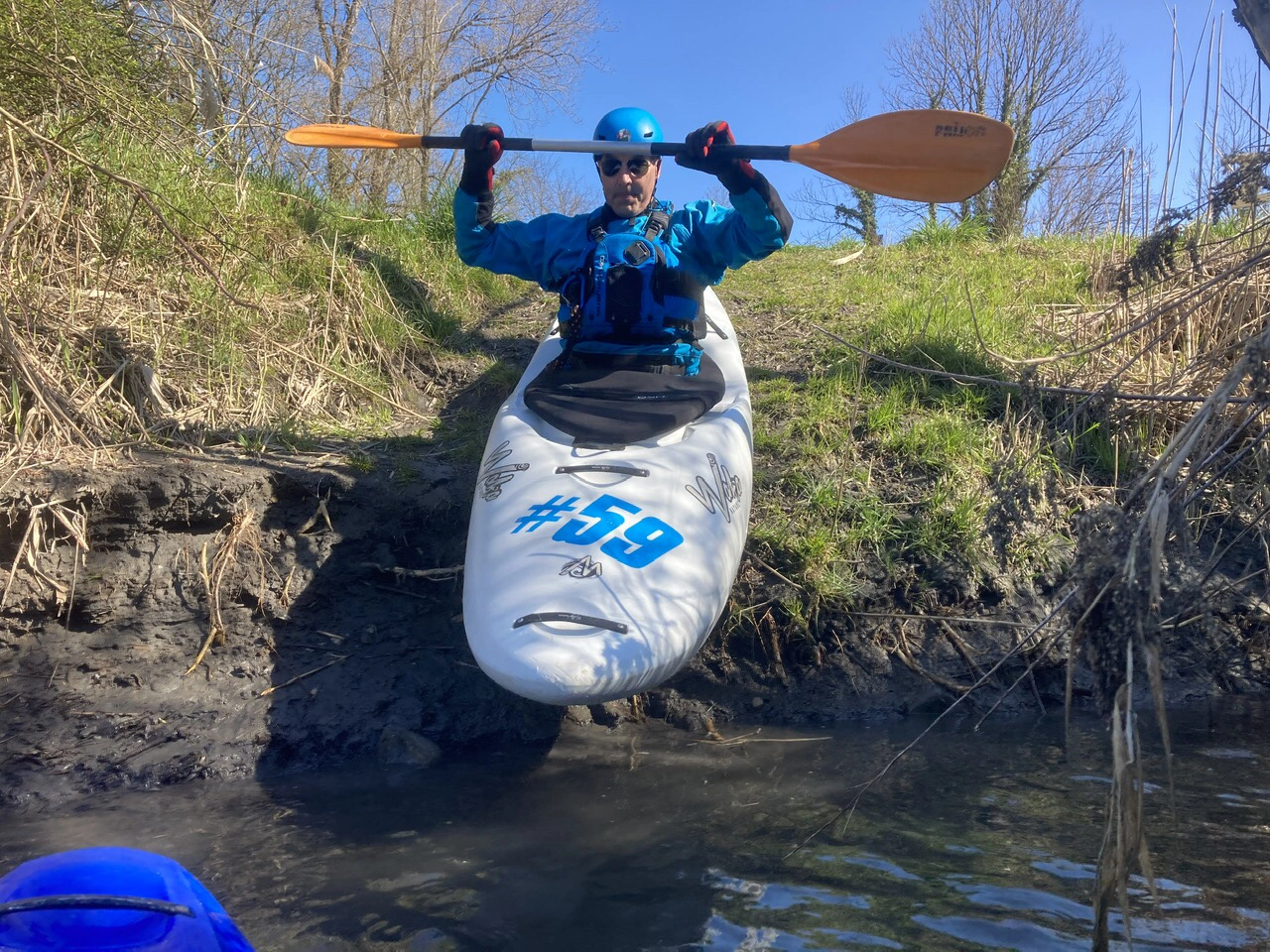 mise à l'eau d'un homme en canoë