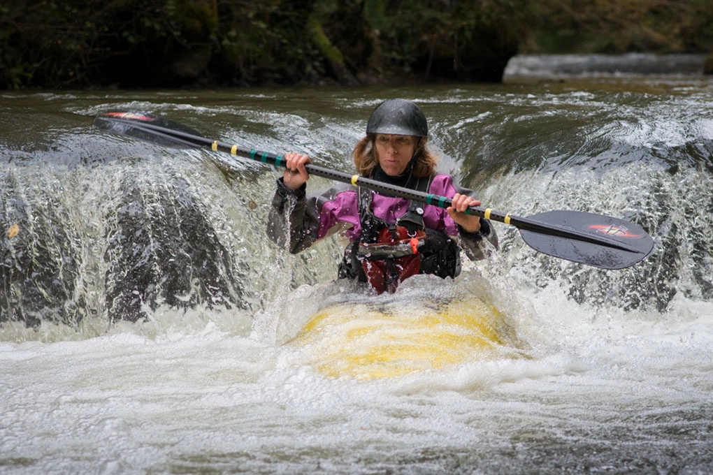 femme en action sur un canoë