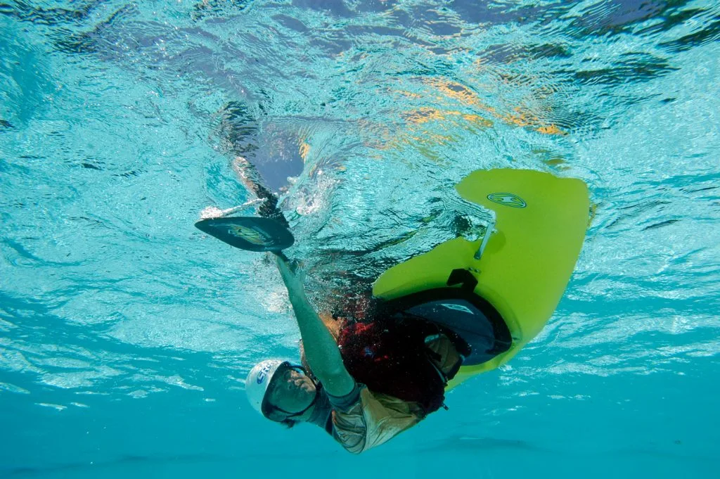 esquimautage femme qui se renverse dans un bassin